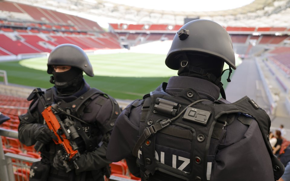 Полицията в Германия отцели зоната на фенове в Берлин за