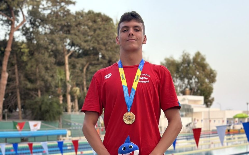 Адриан Йонинов със злато на 200 м гръб в Лимасол