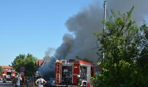 Пожар избухна в автосервиз край Хасково (СНИМКИ)