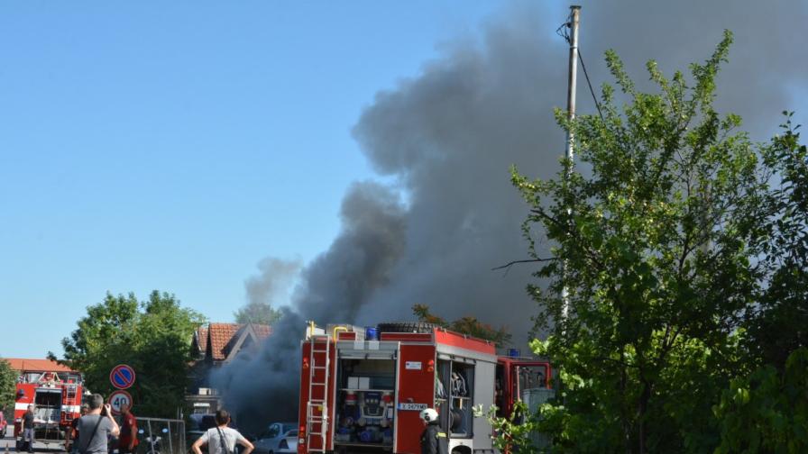 Пожар избухна в автосервиз край Хасково (СНИМКИ)