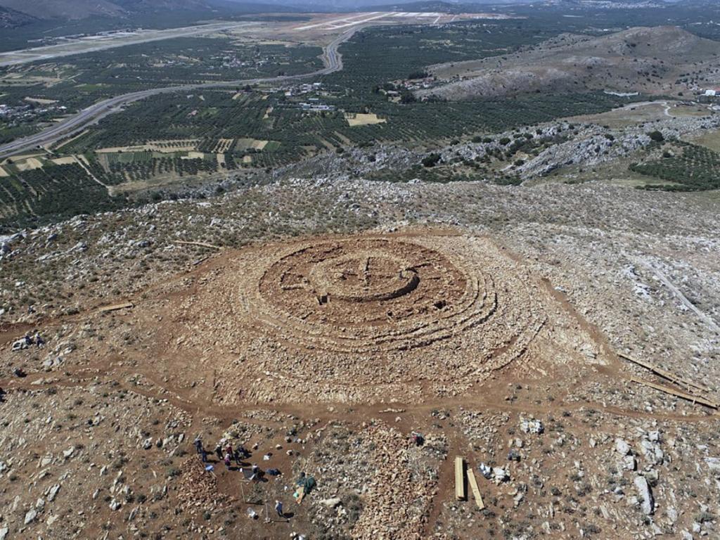 Голяма кръгла каменна сграда на 4000 години открита на върха
