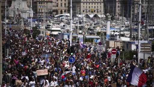 Масови протести в Париж срещу крайнодесните партии