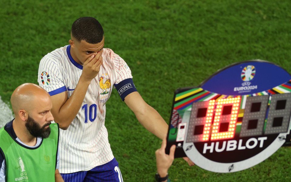 Килиан Мбапе ще бъде на скамейката в мача на Франция