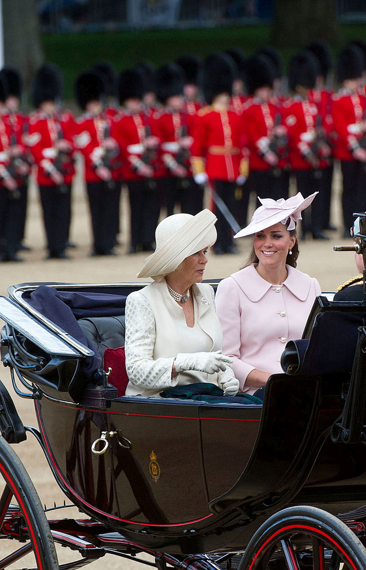 <p><strong>2013: Красива в розово</strong></p>

<p>През 2013 г. появата на Кейт в Trooping the Color съвпадна с бременността ѝ&nbsp;с&nbsp;принц Джордж. Принцесата носеше бледорозово палто за бременни, проектирано от&nbsp;Сара Бъртън, тогавашният творчески директор на Alexander McQueen. Тя съчета визията с шапка с широка периферия, изработена от моднистката Джейн Корбет.</p>