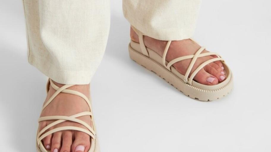Тенденции за лято 2024: Най-модерните модели дамски сандали