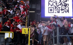 Батални сцени на стадиона преди Турция - Грузия, феновете се бият (видео)
