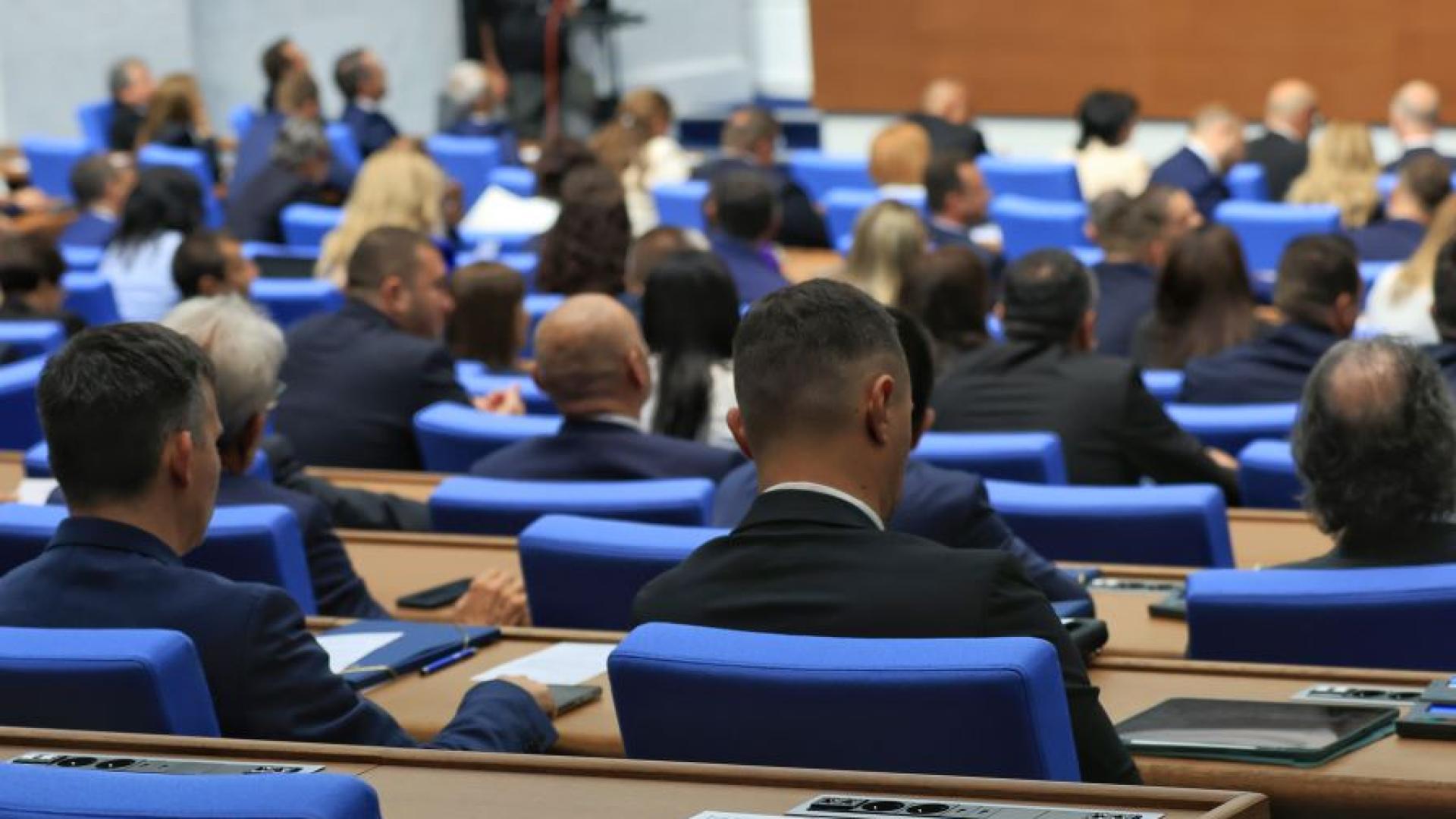 След 18 часов работен ден изпълнен с напрежение и спорове депутатите