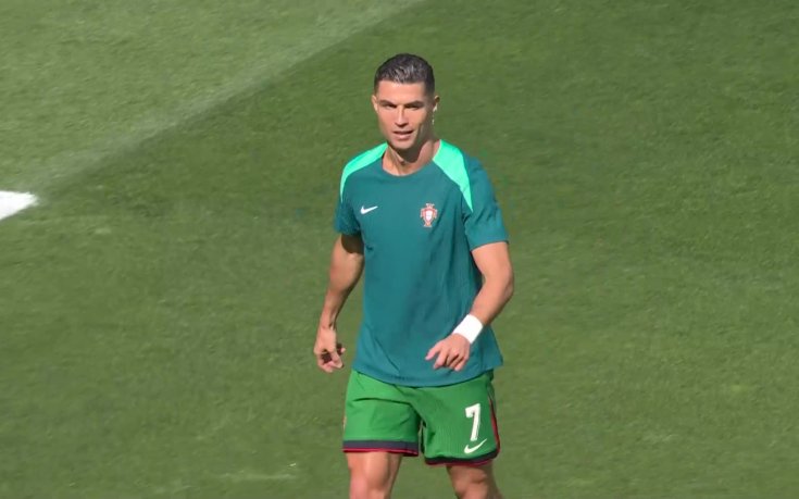 Футболистите на Турция и Португалия загряват преди началото на срещата