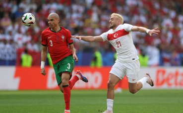 Турция и Португалия играят при резултат 0 1 във втория си мач
