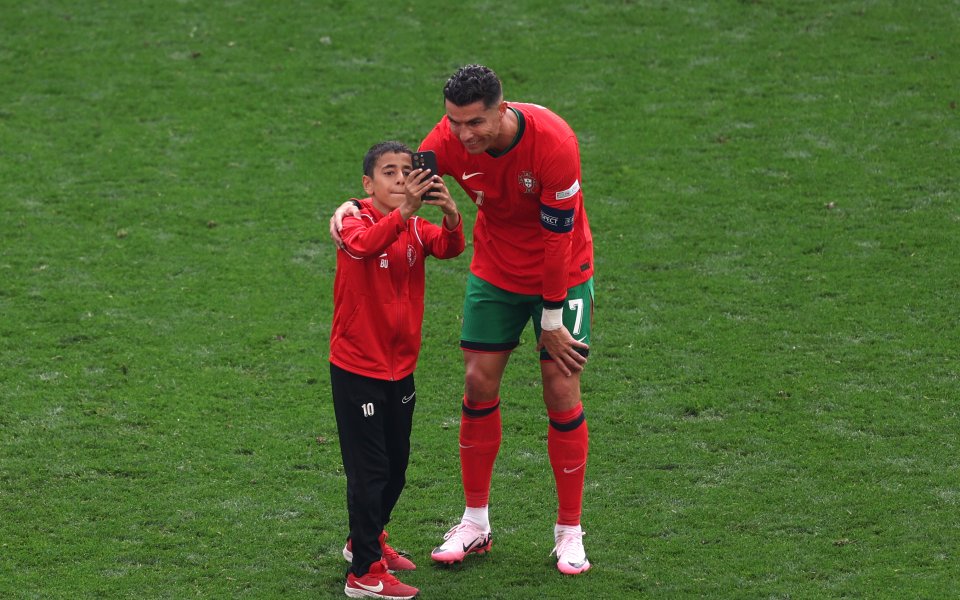 Млад фен изтича на терена по време на съботния мач