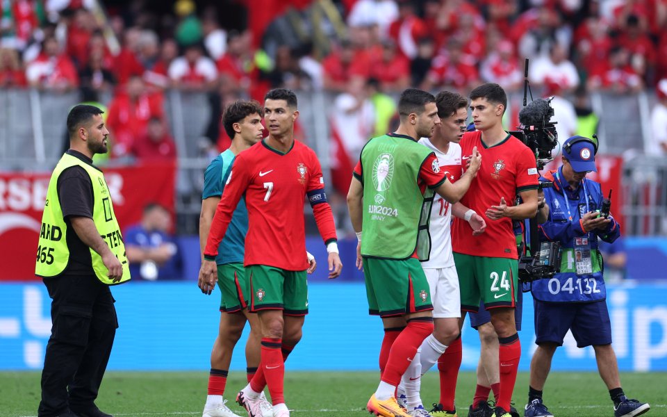 Суперзвездата на Португалия - Кристиано Роналдо, игнорира младият талант на