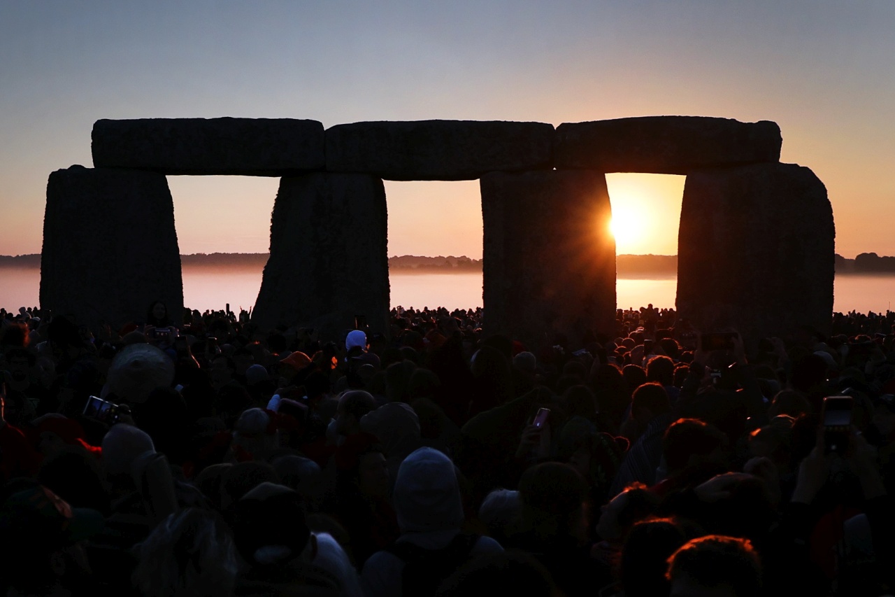 <p>Годишният фестивал в Стоунхендж привлича стотици хора в 5000-годишния каменен кръг, за да отбележи най-дългия ден в северното полукълбо.</p>