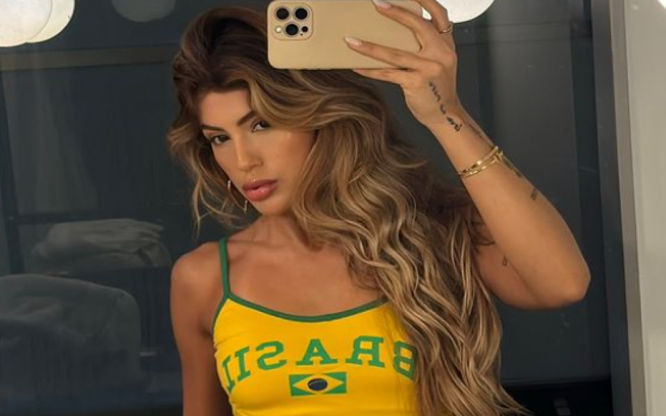 За да не остане никакво съмнение защо е там, тя