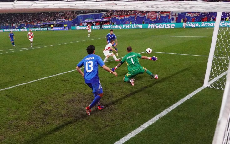 Видео въпрос на деня: Как завършва ситуацията в наказателното поле на Италия след спасяването на Донарума?