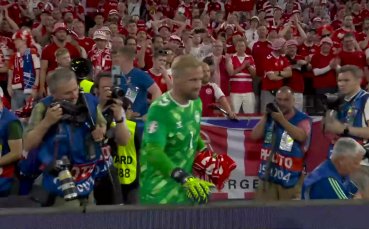 Футболистите на Дания празнуват с феновете си класирането за елиминациите на UEFA EURO 2024