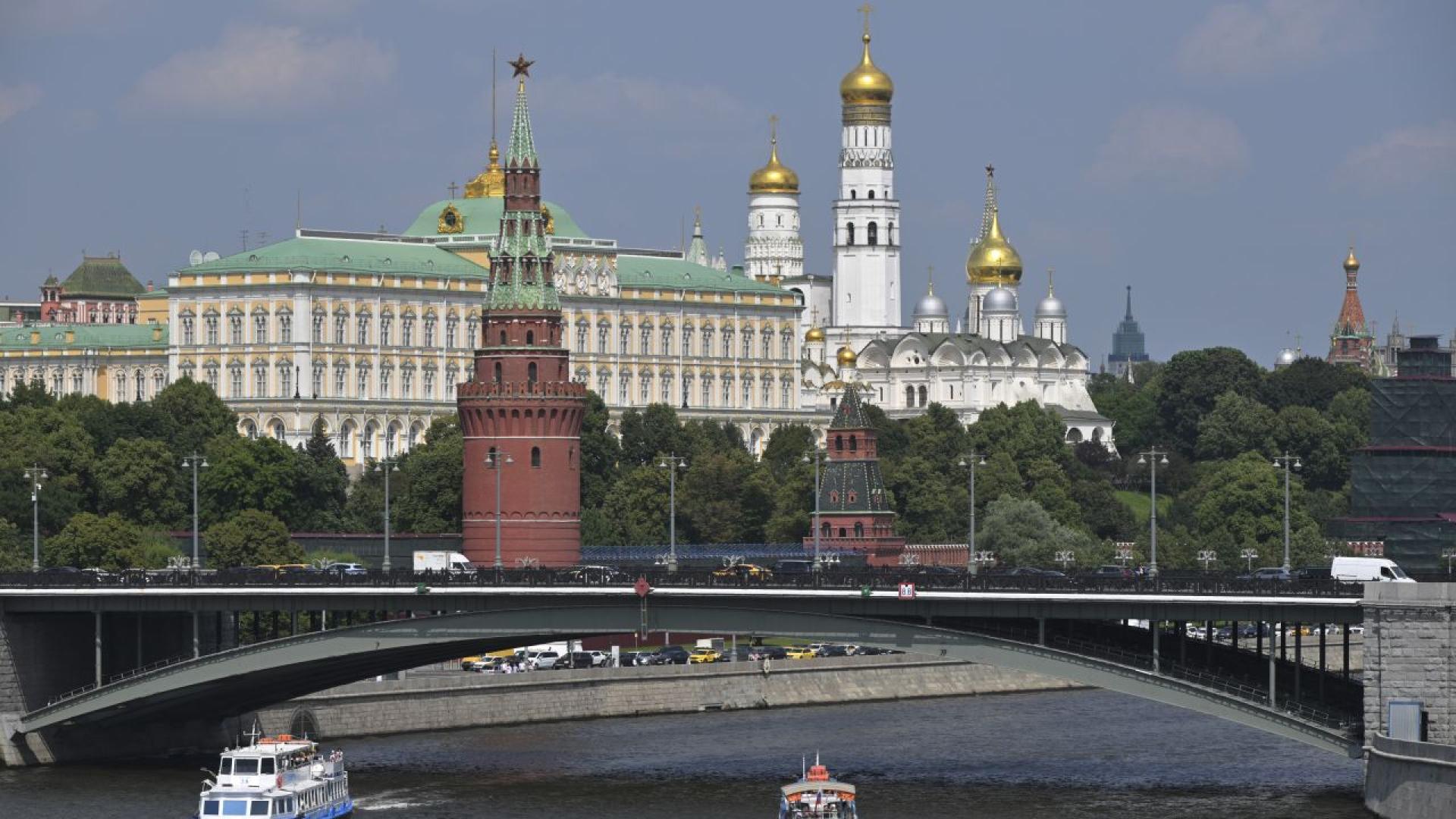 Изображението на Владимир Зеленски застанал пред картини изобразяващи Кремъл обхванат