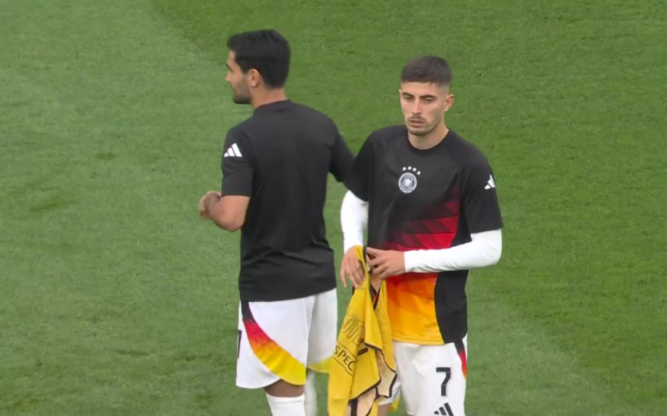 Футболистите на Германия и Дания загряват преди срещата. <a class=gtm-List