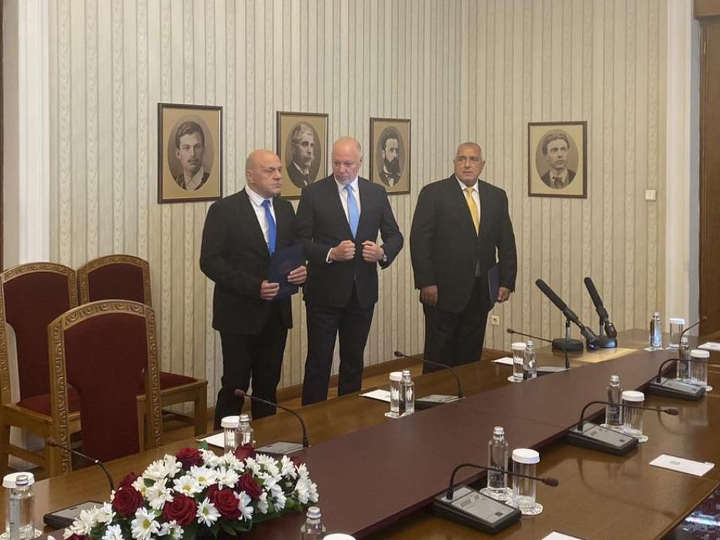 Президентът Румен Радев връчи първия проучвателен мандат за съставяне на правителство