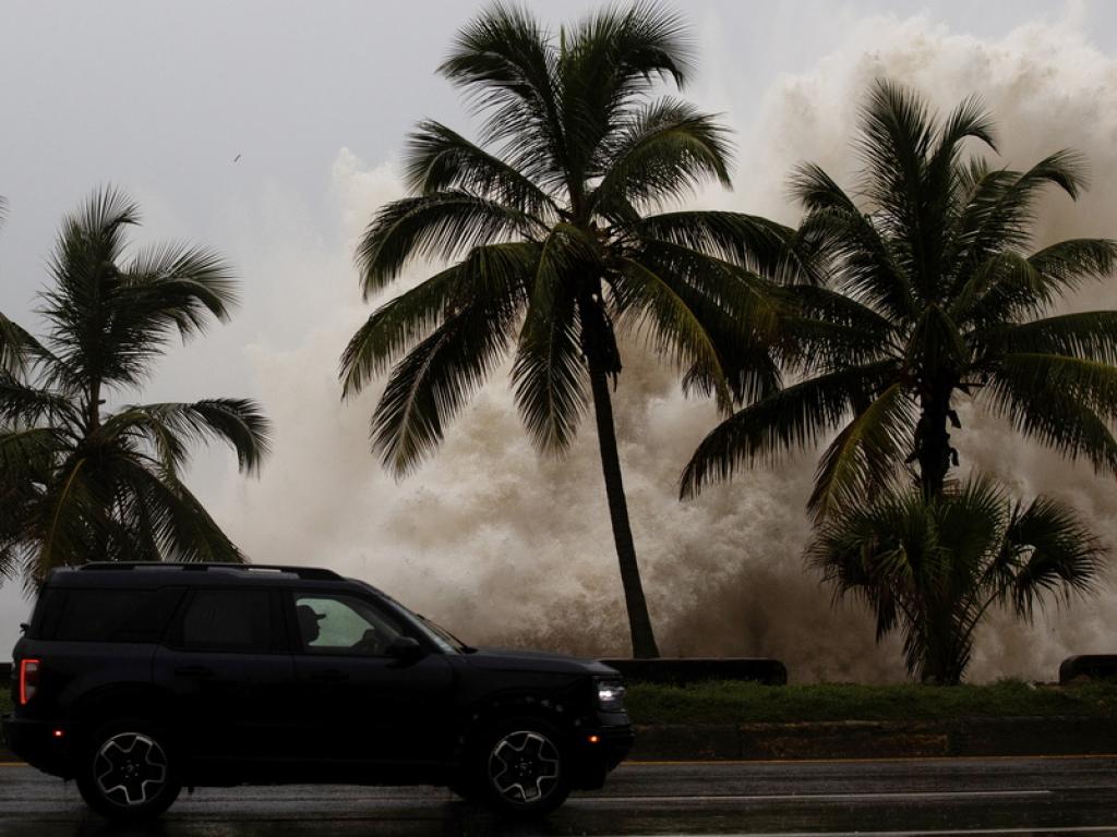 Ураганът Берил връхлетя мексиканския полуостров Юкатан близо до курортния град