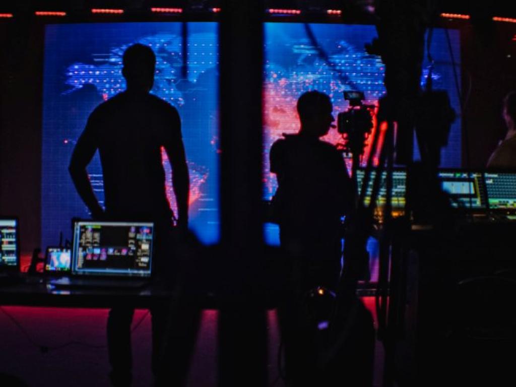 Двойка руски шегаджии които често атакуват и компрометират хора интересни