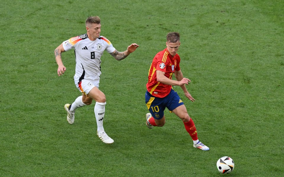 Селекциите на Испания и Германия играят при резултат 1:1 в