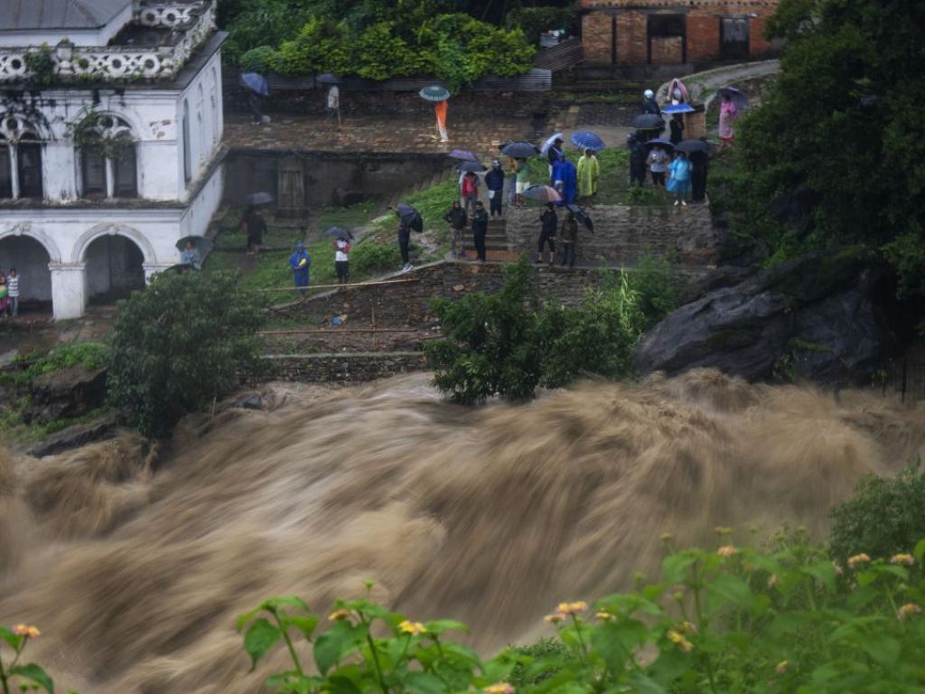 Проливни дъждове в Непал предизвикаха свлачища и внезапни наводнения при