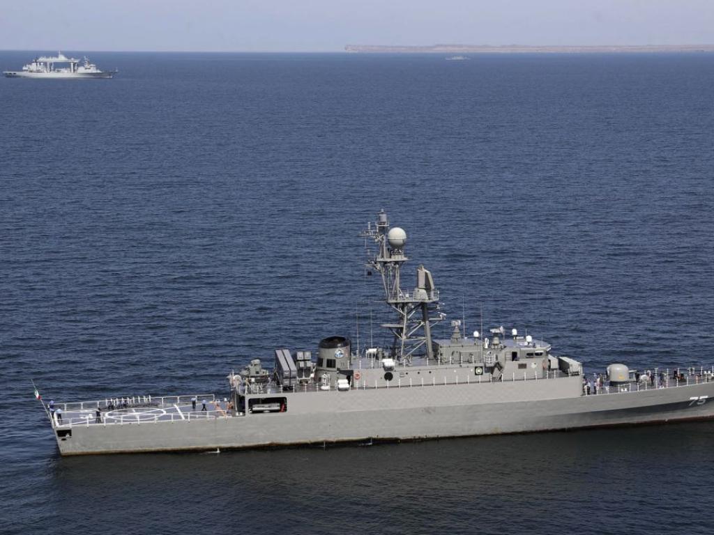 Ирански военноморски разрушител се е обърнал докато е бил ремонтиран