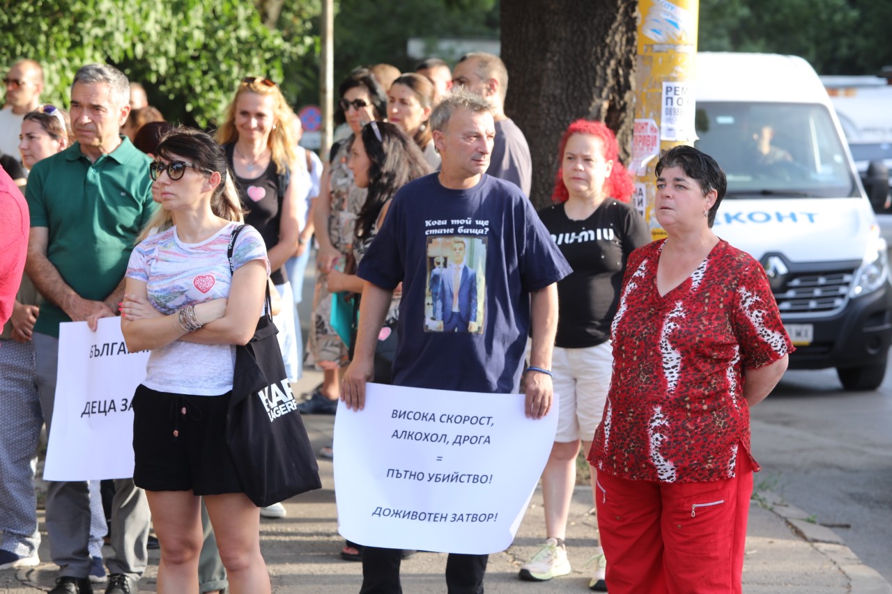 Протест на бул. Сливница за убитите Ани и Явор.