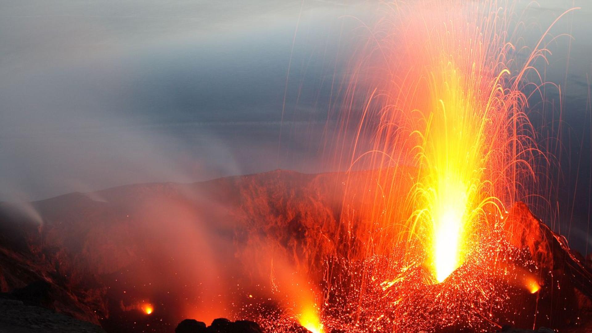 Взашеметяващ показ на необузданата сила на природата вулканът Фуего в