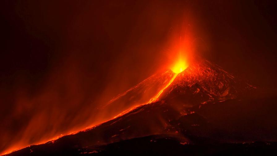 Изригването на вулкана Етна е "гледка веднъж в живота" (СНИМКИ)