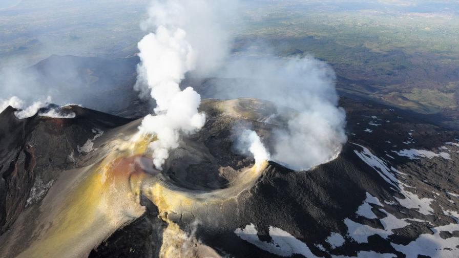 Най-ценният вулкан на Земята, който бълва студена лава