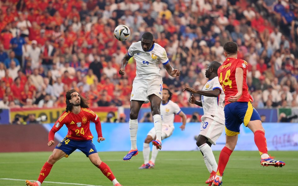 Испания и Франция играят при резултат 0:1 в полуфинален мач