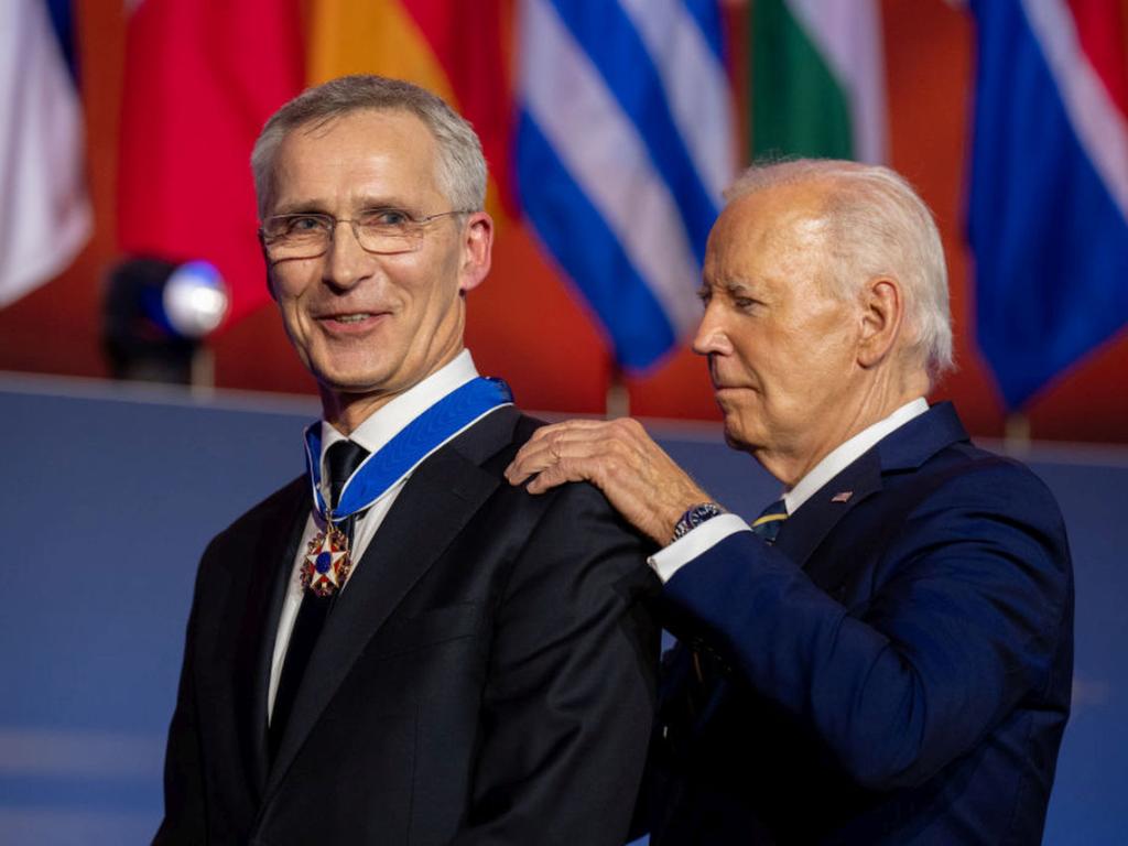 Оттеглящият се генерален секретар на НАТО Йенс Столтенберг беше удостоен