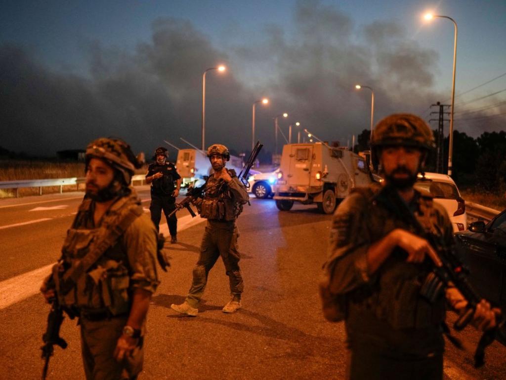 Двама души бяха убити вчера при ракетно нападение в северната