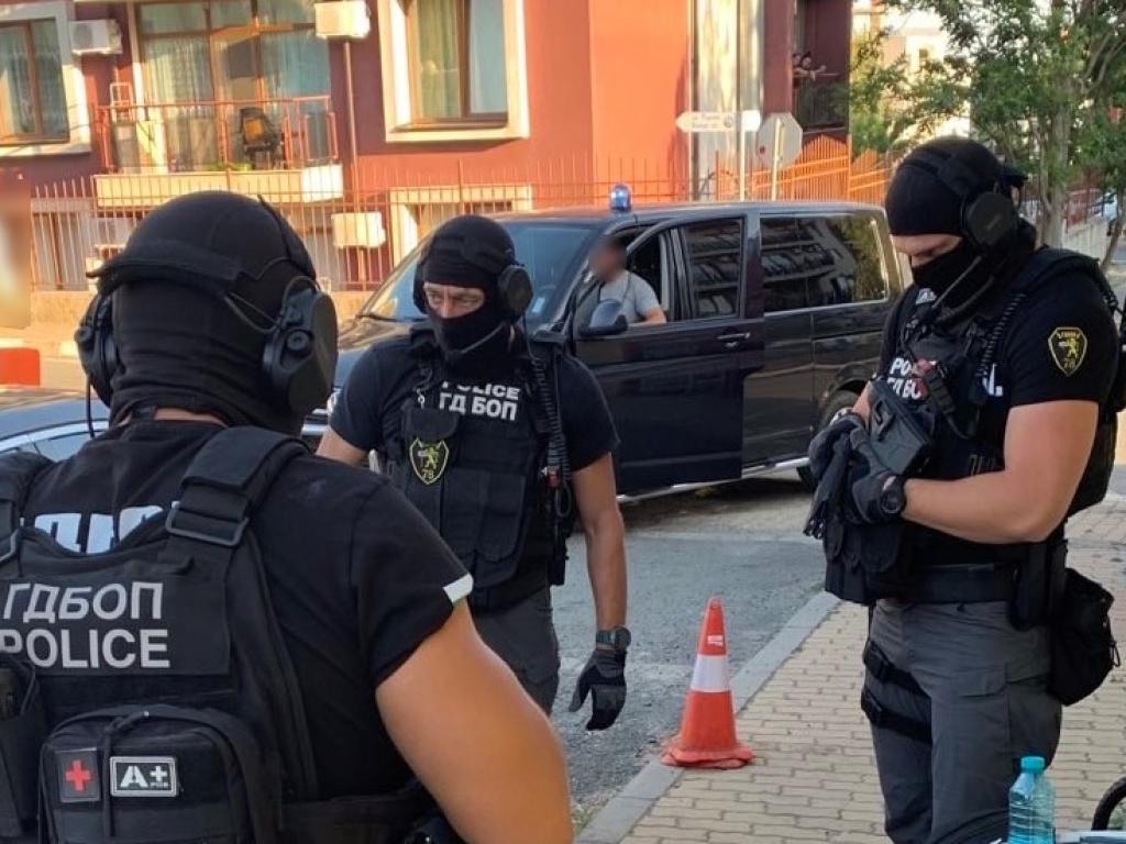 Задържаха трима души при специализирана операция на ГДБОП на територията