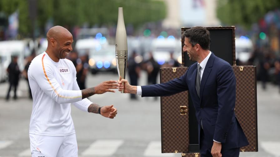 В Деня на Бастилията: Олимпийският огън пристигна в Париж (СНИМКИ)