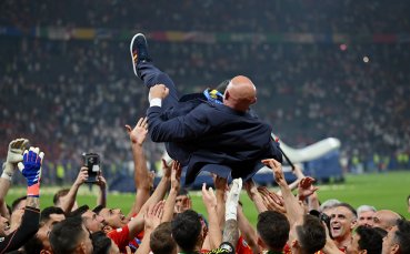 Испания влезе в историята след като стана първия отбор с