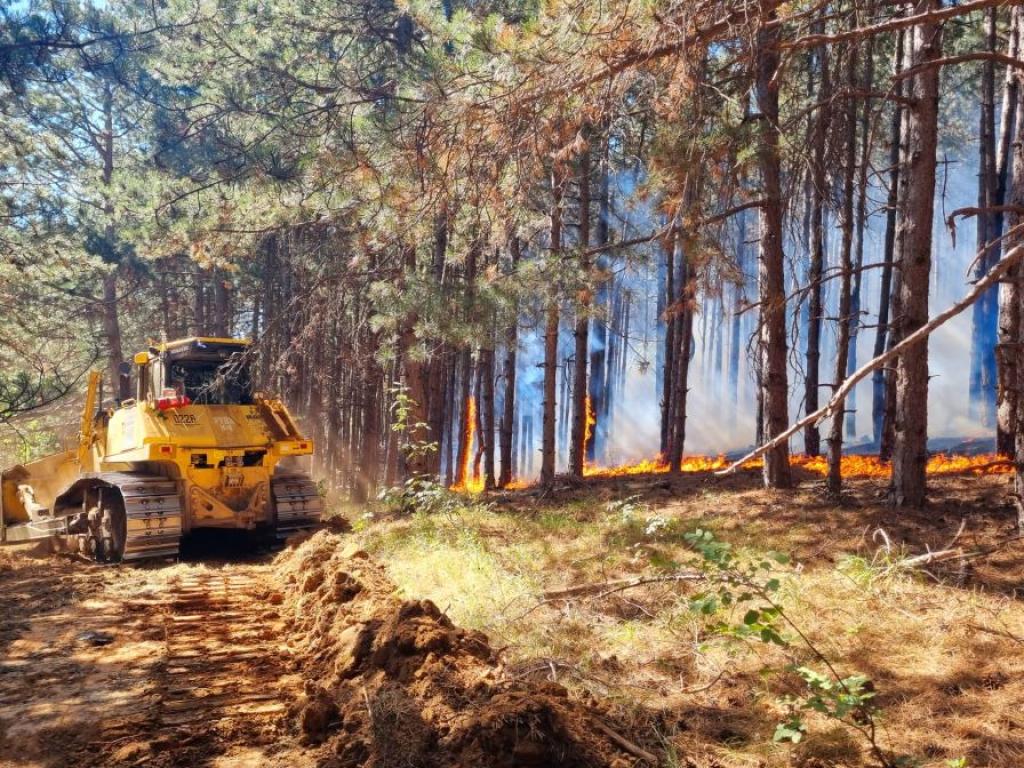 Борбата с пожарите в страната продължава Военните се включиха на