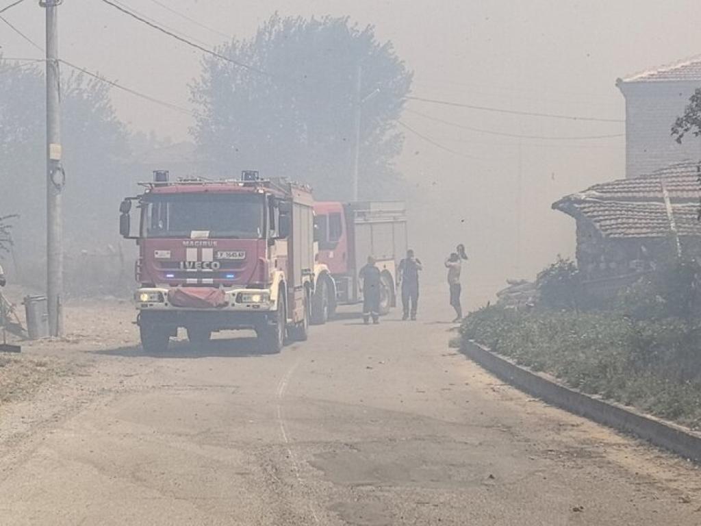 Пожари в цялата страна продължават да бушуват и днес Дъждът