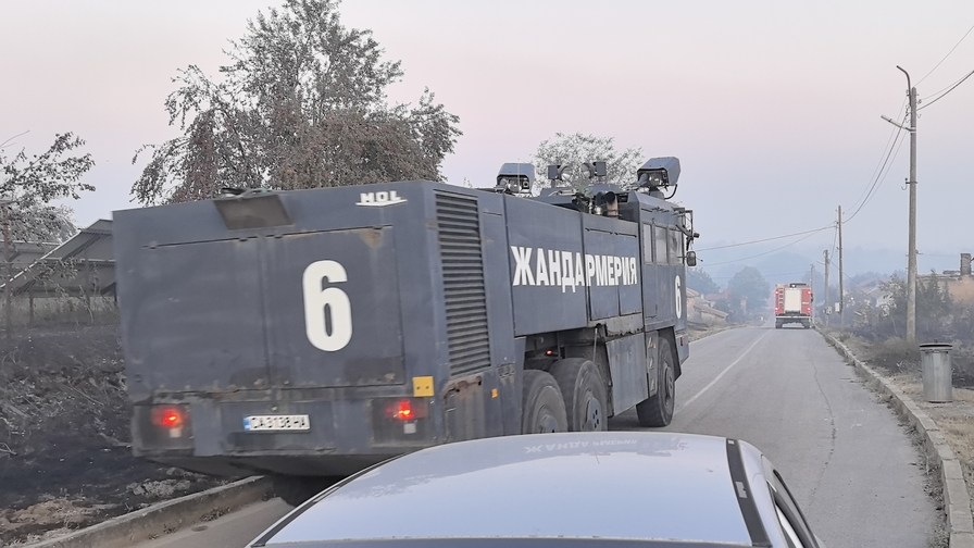 <p>Десетки обитаеми къщи са изгорели в тополовградското село Воден. Цяла нощ жандармерия охранява селото. Пожарът в района още гори, но тази нощ в населеното място бе възстановено електричеството</p>