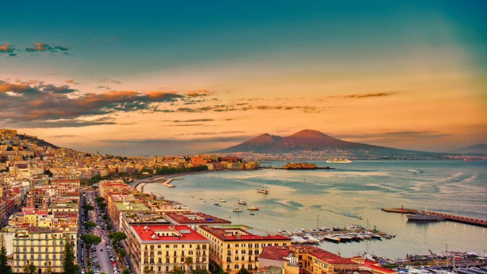 Сгушен край целунатите от слънцето брегове на Тиренско море, Неапол