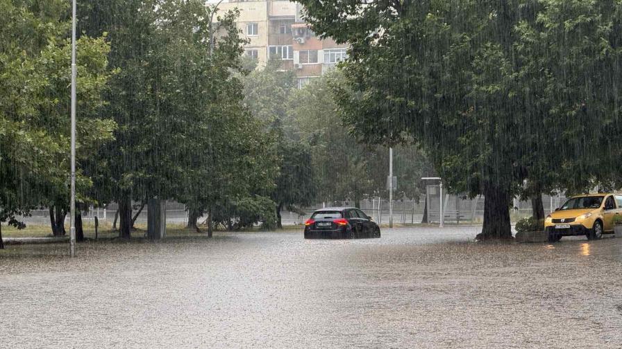 Силни бури удариха няколко града в България