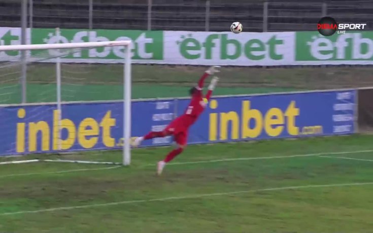 Антонио Вутов удари напречната греда след страхотен удар от разстояние