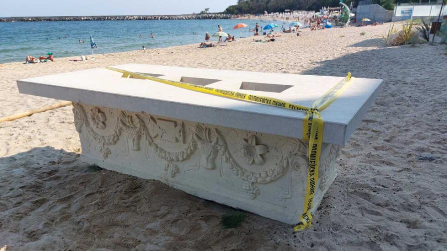 Откриха античен саркофаг на плажа във Варна (СНИМКИ)