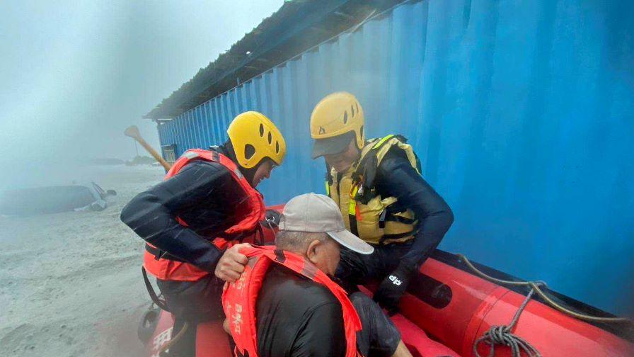 Наводнения, жертви и потопен товарен кораб: Тайфунът "Гаеми" връхлетя Тайван