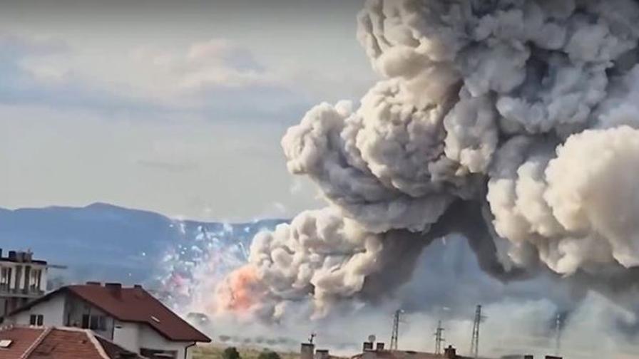 Взривове и огромен облак дим над Елин Пелин