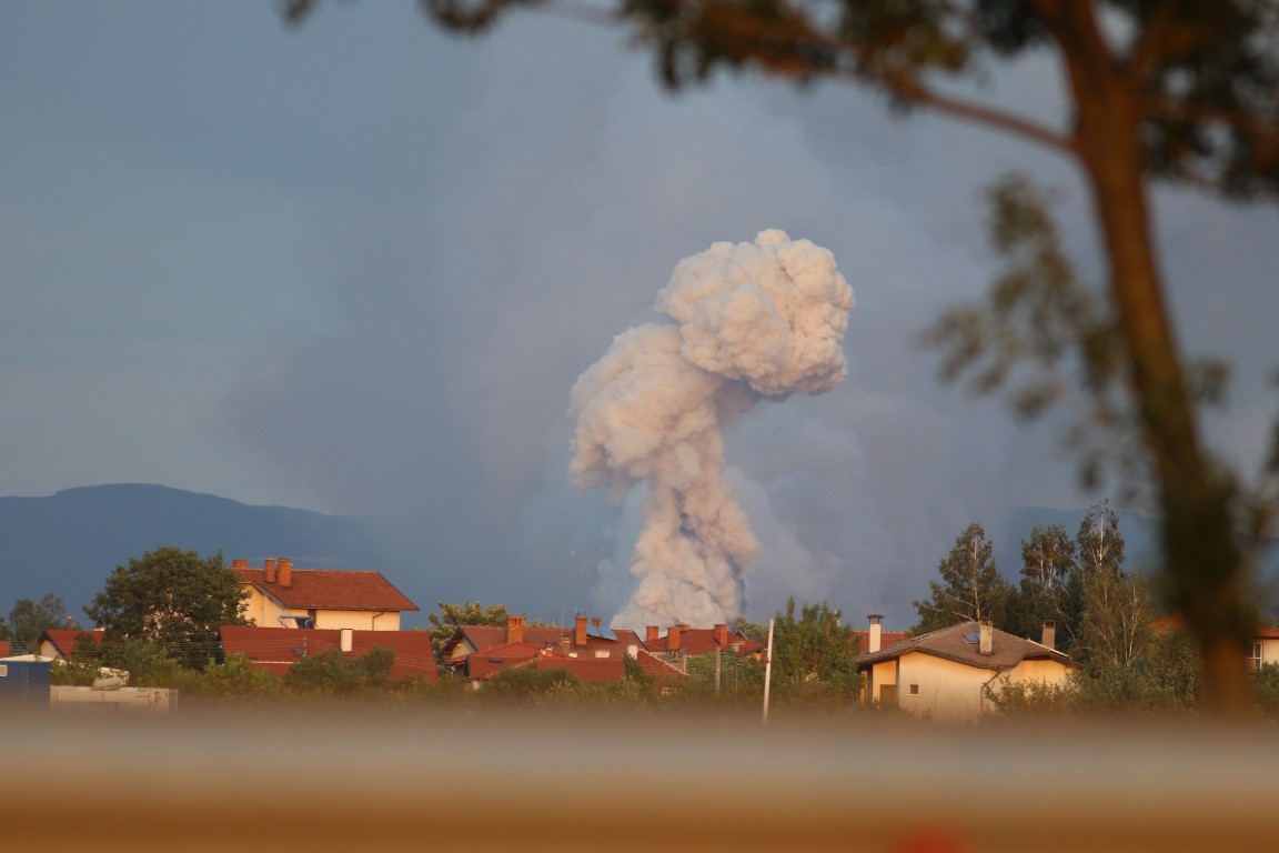 <p>Взривове и огромен облак дим над Елин Пелин.</p>