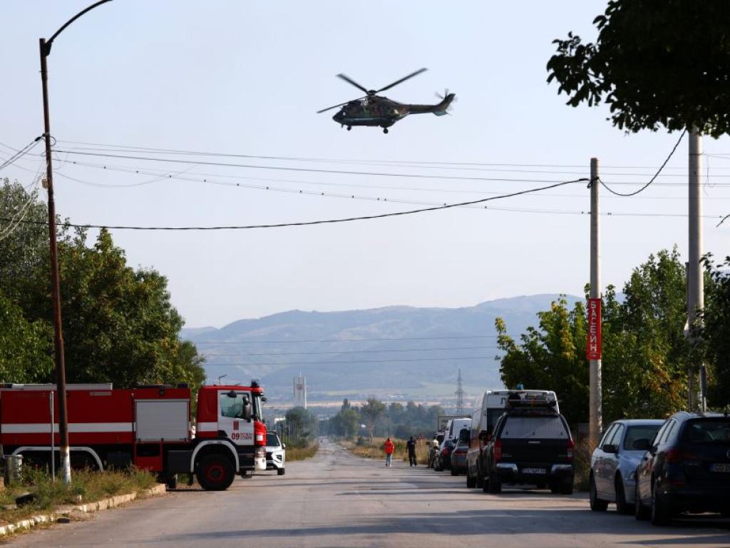 Военен вертолет Кугър започна облитания в района на складовата база