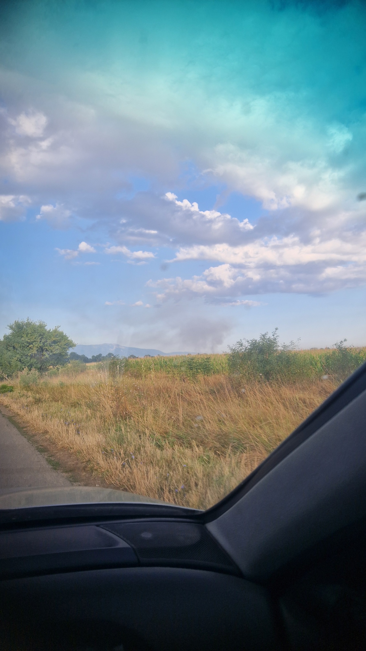 <p>В Елин Пелин димът намалява, но се чуват все още затихващи взривове.</p>