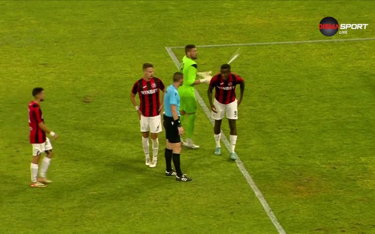 Летят бутилки към вратаря на Локомотив Пд